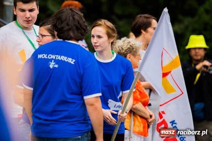 Zdjęcie w galerii na portalu naszraciborz.pl: Z Bahrajnu do Raciborza. Pielgrzymi przyjeżdżają na Światowe Dni Młodzieży wiadomości z regionu