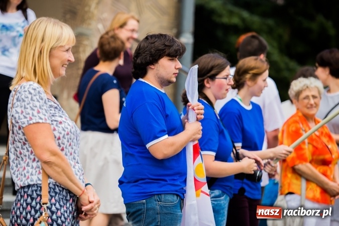 Zdjęcie w galerii na portalu naszraciborz.pl: Z Bahrajnu do Raciborza. Pielgrzymi przyjeżdżają na Światowe Dni Młodzieży wiadomości z regionu