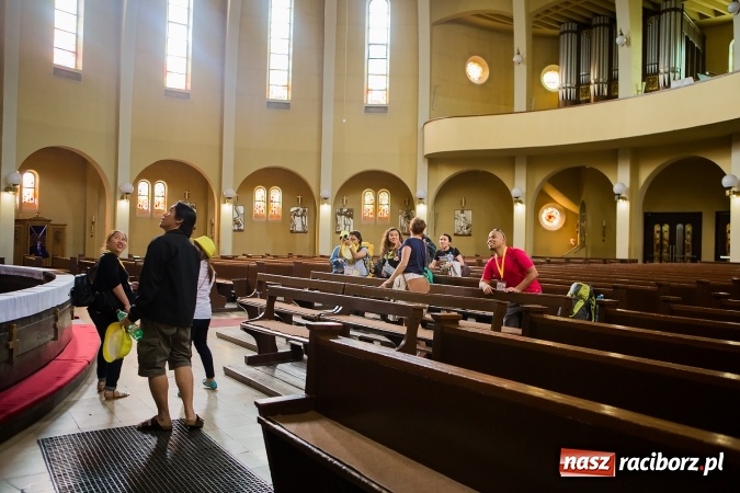 Zdjęcie w galerii na portalu naszraciborz.pl: Z Bahrajnu do Raciborza. Pielgrzymi przyjeżdżają na Światowe Dni Młodzieży wiadomości z regionu