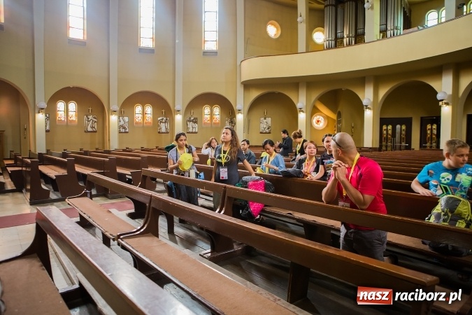 Zdjęcie w galerii na portalu naszraciborz.pl: Z Bahrajnu do Raciborza. Pielgrzymi przyjeżdżają na Światowe Dni Młodzieży wiadomości z regionu