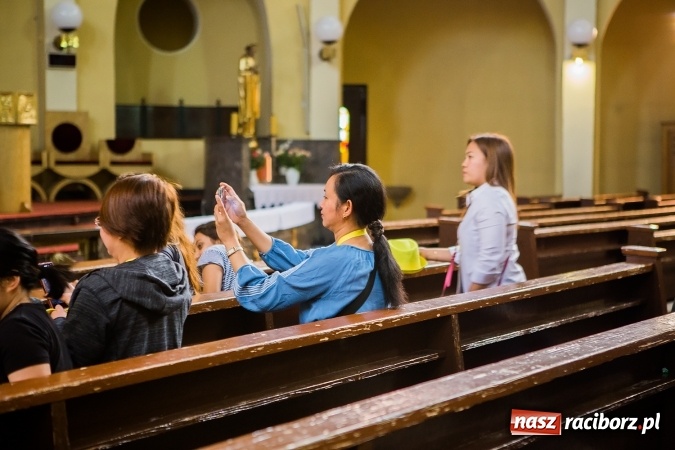 Zdjęcie w galerii na portalu naszraciborz.pl: Z Bahrajnu do Raciborza. Pielgrzymi przyjeżdżają na Światowe Dni Młodzieży wiadomości z regionu