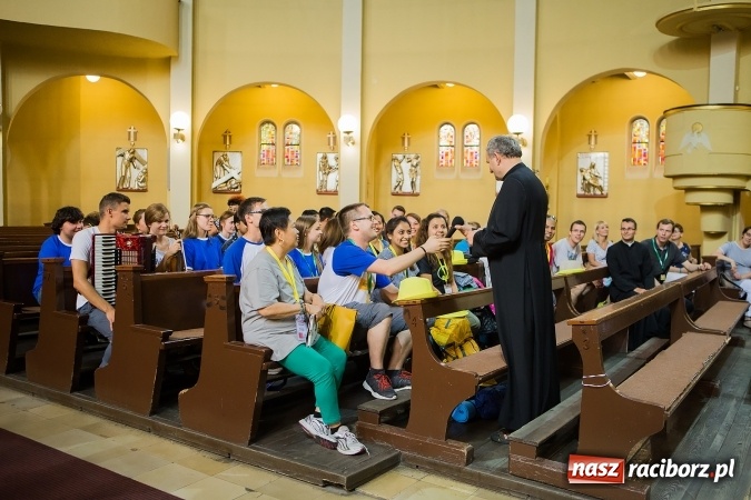 Zdjęcie w galerii na portalu naszraciborz.pl: Z Bahrajnu do Raciborza. Pielgrzymi przyjeżdżają na Światowe Dni Młodzieży wiadomości z regionu