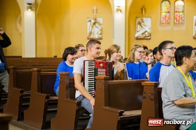 Zdjęcie w galerii na portalu naszraciborz.pl: Z Bahrajnu do Raciborza. Pielgrzymi przyjeżdżają na Światowe Dni Młodzieży wiadomości z regionu