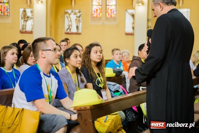Zdjęcie w galerii na portalu naszraciborz.pl: Z Bahrajnu do Raciborza. Pielgrzymi przyjeżdżają na Światowe Dni Młodzieży wiadomości z regionu