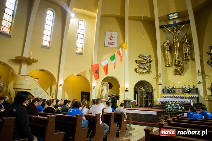 Zdjęcie w galerii na portalu naszraciborz.pl: Z Bahrajnu do Raciborza. Pielgrzymi przyjeżdżają na Światowe Dni Młodzieży wiadomości z regionu