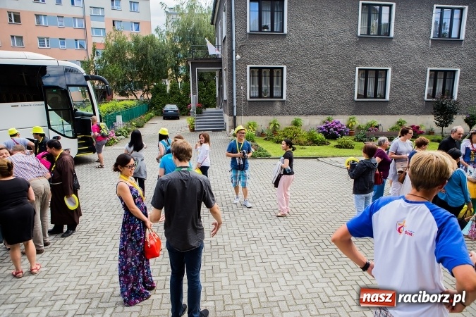 Zdjęcie w galerii na portalu naszraciborz.pl: Z Bahrajnu do Raciborza. Pielgrzymi przyjeżdżają na Światowe Dni Młodzieży wiadomości z regionu