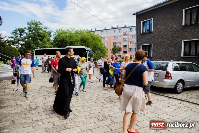 Zdjęcie w galerii na portalu naszraciborz.pl: Z Bahrajnu do Raciborza. Pielgrzymi przyjeżdżają na Światowe Dni Młodzieży wiadomości z regionu