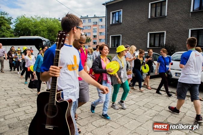 Zdjęcie w galerii na portalu naszraciborz.pl: Z Bahrajnu do Raciborza. Pielgrzymi przyjeżdżają na Światowe Dni Młodzieży wiadomości z regionu