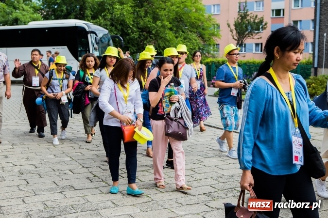 Zdjęcie w galerii na portalu naszraciborz.pl: Z Bahrajnu do Raciborza. Pielgrzymi przyjeżdżają na Światowe Dni Młodzieży wiadomości z regionu