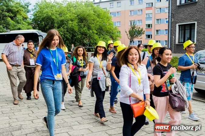 Zdjęcie w galerii na portalu naszraciborz.pl: Z Bahrajnu do Raciborza. Pielgrzymi przyjeżdżają na Światowe Dni Młodzieży wiadomości z regionu