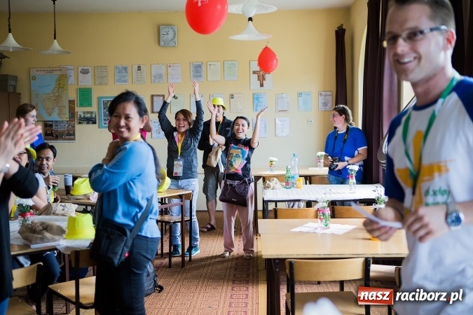 Zdjęcie w galerii na portalu naszraciborz.pl: Z Bahrajnu do Raciborza. Pielgrzymi przyjeżdżają na Światowe Dni Młodzieży wiadomości z regionu