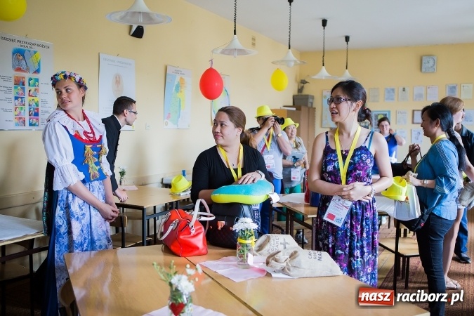 Zdjęcie w galerii na portalu naszraciborz.pl: Z Bahrajnu do Raciborza. Pielgrzymi przyjeżdżają na Światowe Dni Młodzieży wiadomości z regionu