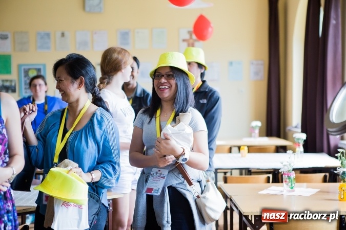 Zdjęcie w galerii na portalu naszraciborz.pl: Z Bahrajnu do Raciborza. Pielgrzymi przyjeżdżają na Światowe Dni Młodzieży wiadomości z regionu