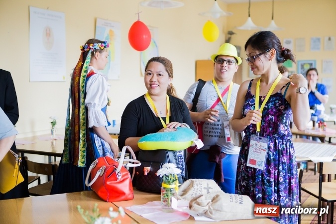 Zdjęcie w galerii na portalu naszraciborz.pl: Z Bahrajnu do Raciborza. Pielgrzymi przyjeżdżają na Światowe Dni Młodzieży wiadomości z regionu