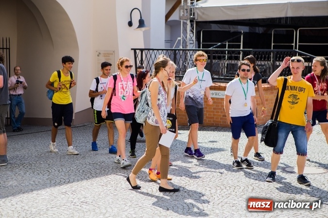 Zdjęcie w galerii na portalu naszraciborz.pl: Światowe Dni Młodzieży. Pielgrzymi biorą udział w Grze Miejskiej  wiadomości z regionu