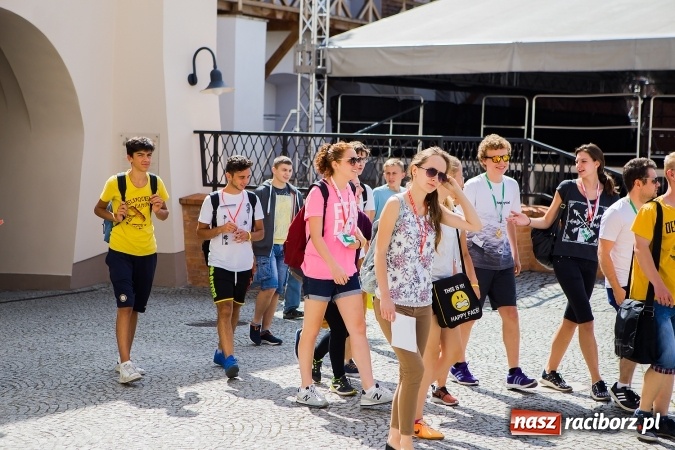 Zdjęcie w galerii na portalu naszraciborz.pl: Światowe Dni Młodzieży. Pielgrzymi biorą udział w Grze Miejskiej  wiadomości z regionu