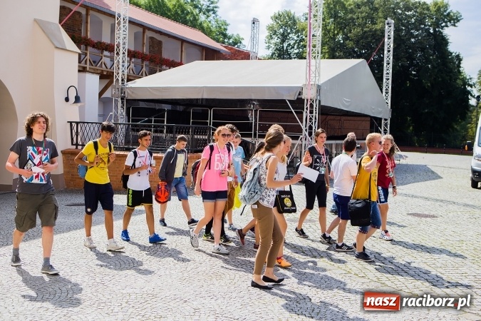 Zdjęcie w galerii na portalu naszraciborz.pl: Światowe Dni Młodzieży. Pielgrzymi biorą udział w Grze Miejskiej  wiadomości z regionu
