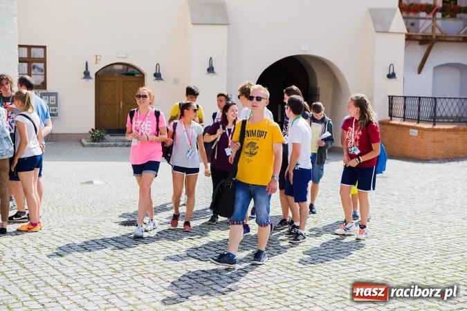 Zdjęcie w galerii na portalu naszraciborz.pl: Światowe Dni Młodzieży. Pielgrzymi biorą udział w Grze Miejskiej  wiadomości z regionu