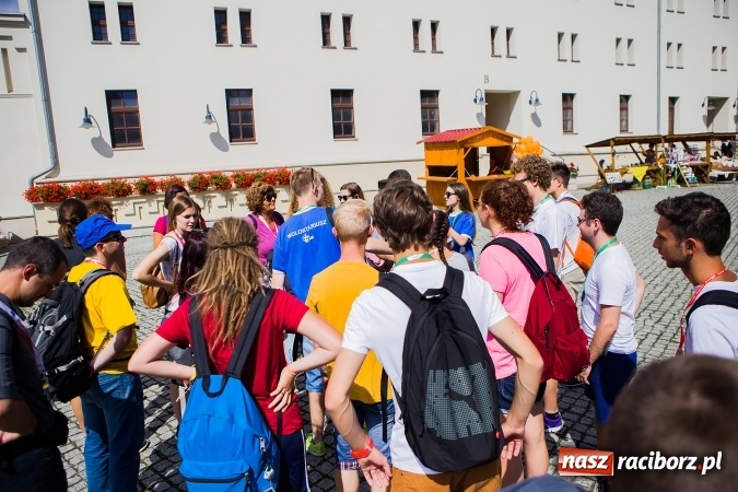 Zdjęcie w galerii na portalu naszraciborz.pl: Światowe Dni Młodzieży. Pielgrzymi biorą udział w Grze Miejskiej  wiadomości z regionu