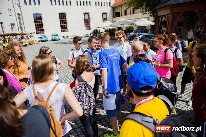 Zdjęcie w galerii na portalu naszraciborz.pl: Światowe Dni Młodzieży. Pielgrzymi biorą udział w Grze Miejskiej  wiadomości z regionu