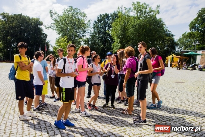 Zdjęcie w galerii na portalu naszraciborz.pl: Światowe Dni Młodzieży. Pielgrzymi biorą udział w Grze Miejskiej  wiadomości z regionu