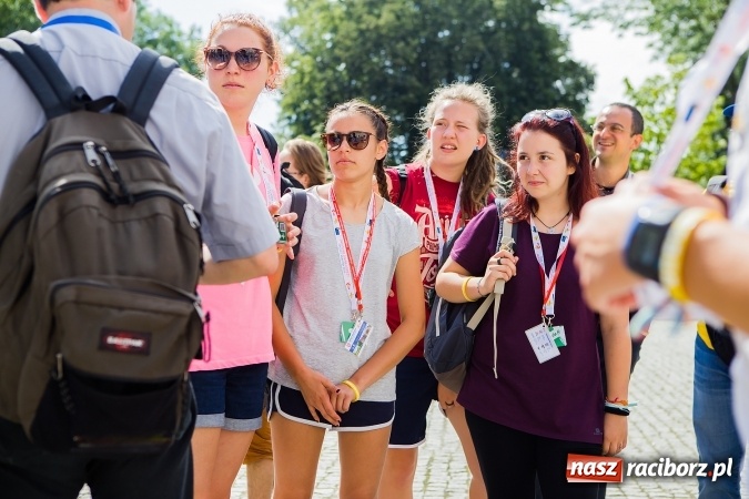Zdjęcie w galerii na portalu naszraciborz.pl: Światowe Dni Młodzieży. Pielgrzymi biorą udział w Grze Miejskiej  wiadomości z regionu