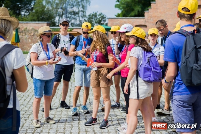 Zdjęcie w galerii na portalu naszraciborz.pl: Światowe Dni Młodzieży. Pielgrzymi biorą udział w Grze Miejskiej  wiadomości z regionu
