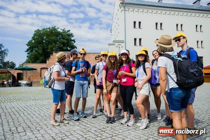 Zdjęcie w galerii na portalu naszraciborz.pl: Światowe Dni Młodzieży. Pielgrzymi biorą udział w Grze Miejskiej  wiadomości z regionu