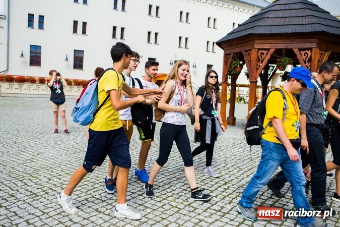 Zdjęcie w galerii na portalu naszraciborz.pl: Światowe Dni Młodzieży. Pielgrzymi biorą udział w Grze Miejskiej  wiadomości z regionu