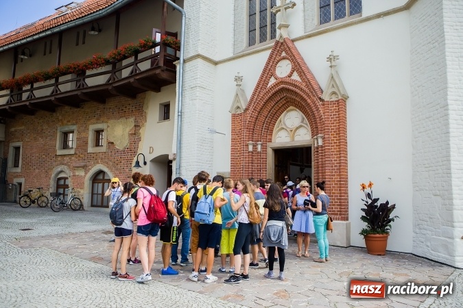 Zdjęcie w galerii na portalu naszraciborz.pl: Światowe Dni Młodzieży. Pielgrzymi biorą udział w Grze Miejskiej  wiadomości z regionu