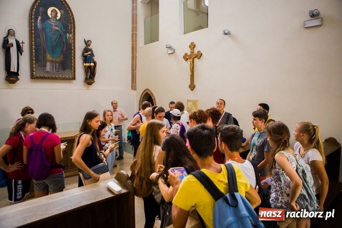 Zdjęcie w galerii na portalu naszraciborz.pl: Światowe Dni Młodzieży. Pielgrzymi biorą udział w Grze Miejskiej  wiadomości z regionu