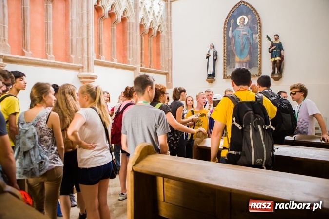 Zdjęcie w galerii na portalu naszraciborz.pl: Światowe Dni Młodzieży. Pielgrzymi biorą udział w Grze Miejskiej  wiadomości z regionu