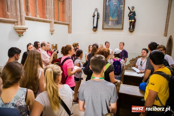 Zdjęcie w galerii na portalu naszraciborz.pl: Światowe Dni Młodzieży. Pielgrzymi biorą udział w Grze Miejskiej  wiadomości z regionu