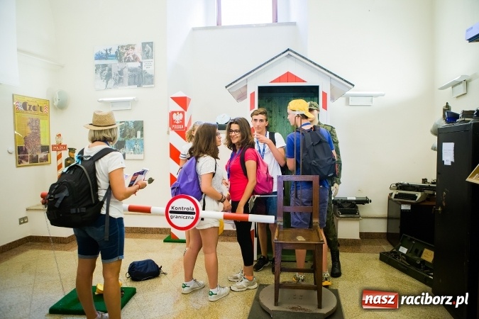 Zdjęcie w galerii na portalu naszraciborz.pl: Światowe Dni Młodzieży. Pielgrzymi biorą udział w Grze Miejskiej  wiadomości z regionu