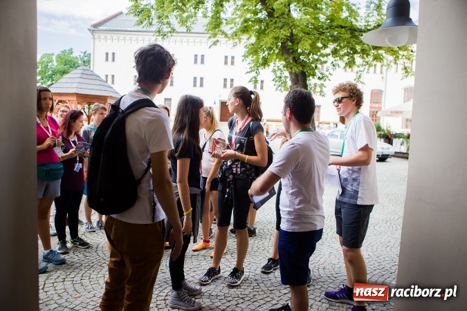 Zdjęcie w galerii na portalu naszraciborz.pl: Światowe Dni Młodzieży. Pielgrzymi biorą udział w Grze Miejskiej  wiadomości z regionu