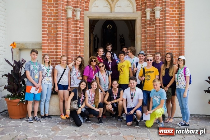 Zdjęcie w galerii na portalu naszraciborz.pl: Światowe Dni Młodzieży. Pielgrzymi biorą udział w Grze Miejskiej  wiadomości z regionu