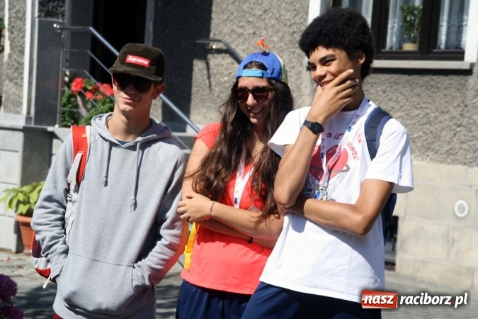 Zdjęcie w galerii na portalu naszraciborz.pl: Światowe Dni Młodzieży. Pielgrzymi biorą udział w Grze Miejskiej  wiadomości z regionu