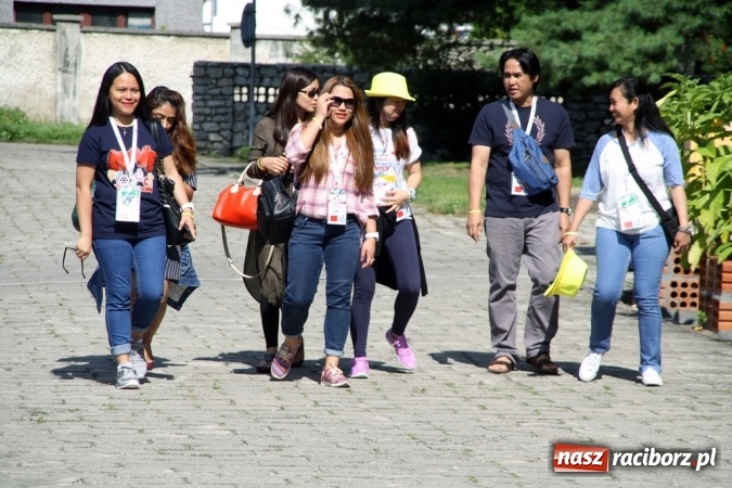 Zdjęcie w galerii na portalu naszraciborz.pl: Światowe Dni Młodzieży. Pielgrzymi biorą udział w Grze Miejskiej  wiadomości z regionu