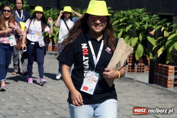 Zdjęcie w galerii na portalu naszraciborz.pl: Światowe Dni Młodzieży. Pielgrzymi biorą udział w Grze Miejskiej  wiadomości z regionu