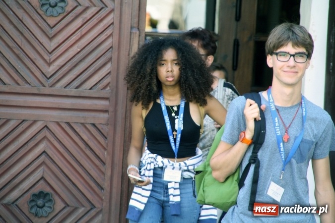 Zdjęcie w galerii na portalu naszraciborz.pl: Światowe Dni Młodzieży. Pielgrzymi biorą udział w Grze Miejskiej  wiadomości z regionu