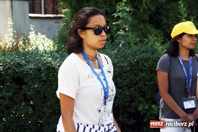 Zdjęcie w galerii na portalu naszraciborz.pl: Światowe Dni Młodzieży. Pielgrzymi biorą udział w Grze Miejskiej  wiadomości z regionu