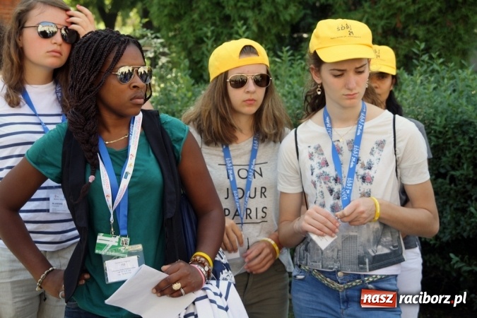 Zdjęcie w galerii na portalu naszraciborz.pl: Światowe Dni Młodzieży. Pielgrzymi biorą udział w Grze Miejskiej  wiadomości z regionu