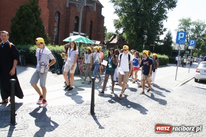 Zdjęcie w galerii na portalu naszraciborz.pl: Światowe Dni Młodzieży. Pielgrzymi biorą udział w Grze Miejskiej  wiadomości z regionu
