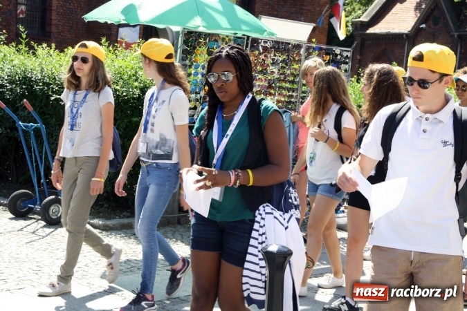 Zdjęcie w galerii na portalu naszraciborz.pl: Światowe Dni Młodzieży. Pielgrzymi biorą udział w Grze Miejskiej  wiadomości z regionu