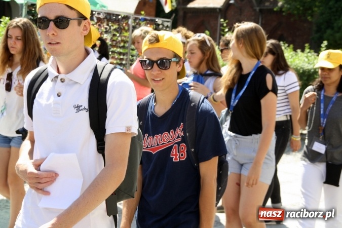 Zdjęcie w galerii na portalu naszraciborz.pl: Światowe Dni Młodzieży. Pielgrzymi biorą udział w Grze Miejskiej  wiadomości z regionu