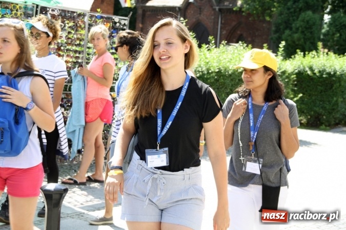 Zdjęcie w galerii na portalu naszraciborz.pl: Światowe Dni Młodzieży. Pielgrzymi biorą udział w Grze Miejskiej  wiadomości z regionu