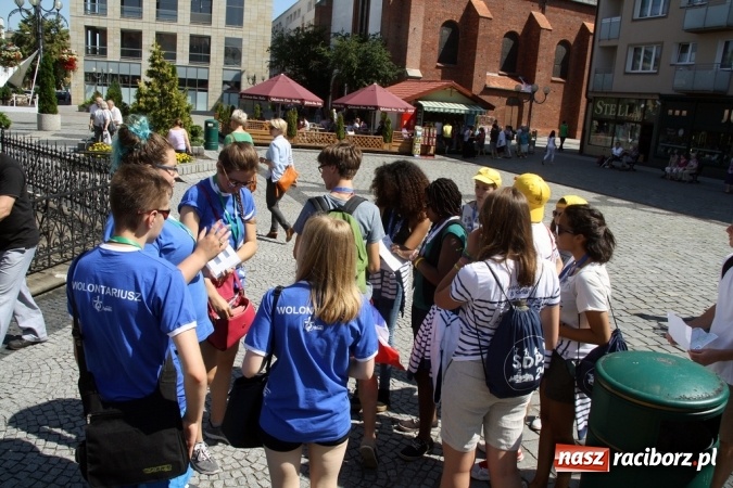 Zdjęcie w galerii na portalu naszraciborz.pl: Światowe Dni Młodzieży. Pielgrzymi biorą udział w Grze Miejskiej  wiadomości z regionu