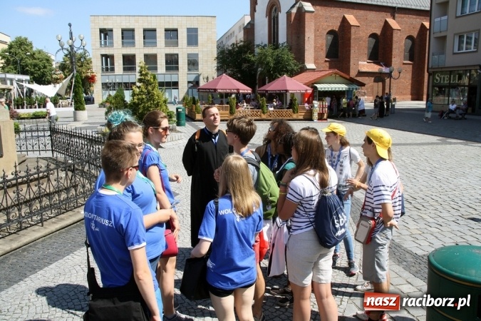 Zdjęcie w galerii na portalu naszraciborz.pl: Światowe Dni Młodzieży. Pielgrzymi biorą udział w Grze Miejskiej  wiadomości z regionu