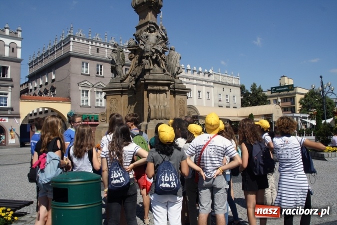 Zdjęcie w galerii na portalu naszraciborz.pl: Światowe Dni Młodzieży. Pielgrzymi biorą udział w Grze Miejskiej  wiadomości z regionu