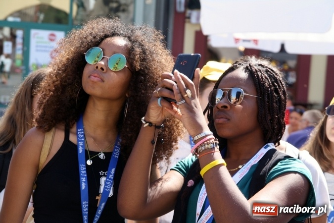 Zdjęcie w galerii na portalu naszraciborz.pl: Światowe Dni Młodzieży. Pielgrzymi biorą udział w Grze Miejskiej  wiadomości z regionu